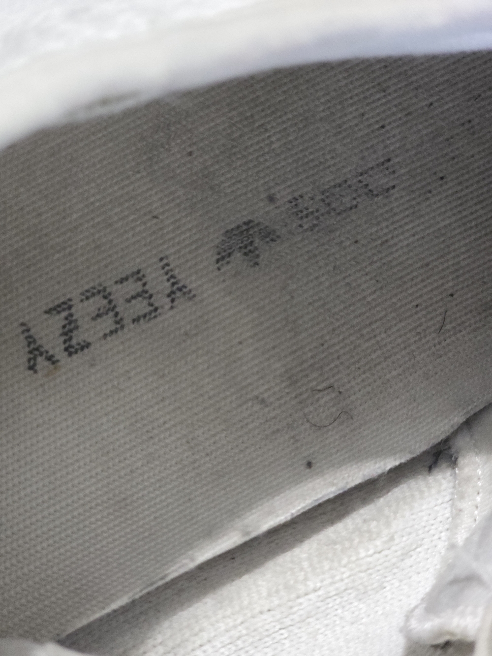 Addias Yeezy Boost 350 V2 - Picture 6 of 6